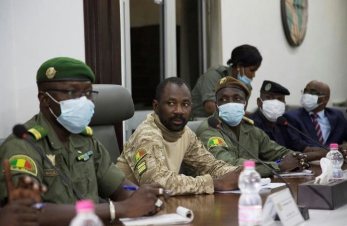 Mali : Les militaires comptent rester trois ans au pouvoir et libérer le président Keïta.
